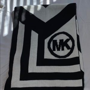 Michael kors Black and White scarf